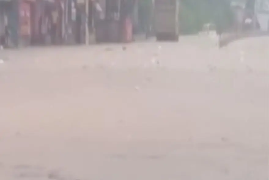 যোৰাবাটত ভয়ংকৰ কৃত্ৰিম বান, সাগৰসদৃশ পৰিৱেশ