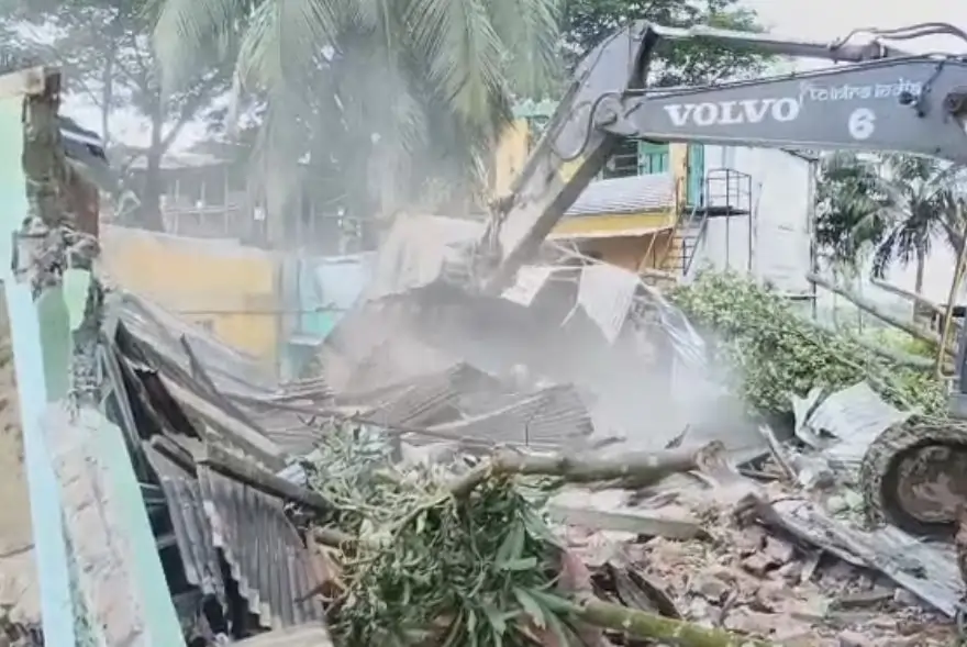 চৰকাৰী মাটিত গঢ়ি উঠা অবৈধ নিৰ্মাণত চলিল উচ্ছেদ অভিযান