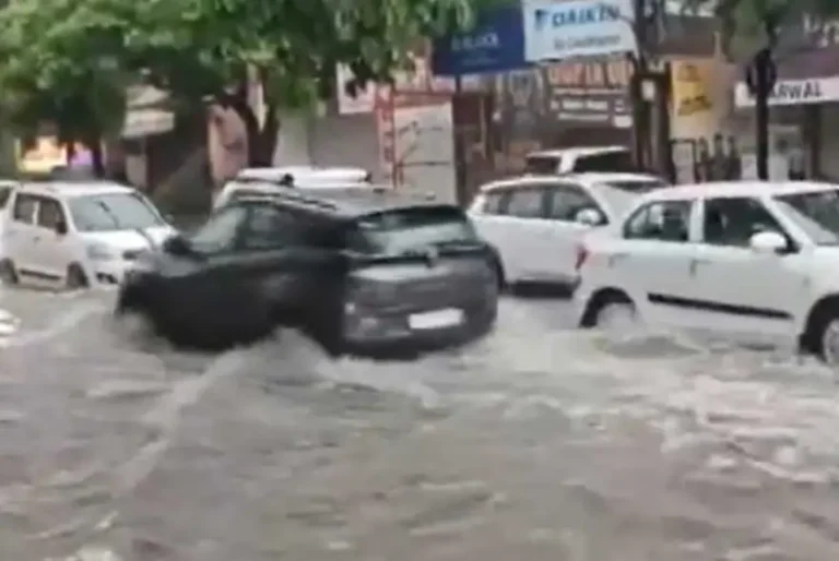 বৰষুণ-কৃত্ৰিম বানত বিপৰ্যস্ত ৰাজধানীৰ জনজীৱন, 'ৰেড' আৰু 'অৰেঞ্জ' এলাৰ্ট জাৰি