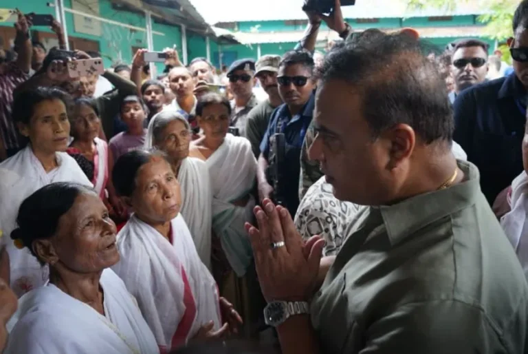 “ঘৰ-দুৱাৰ, দৰকাৰী নথি-পত্ৰ, কিতাপ সকলো ব্যৱস্থা কৰা হ’ব”; বন্যাৰ্তক আশ্বাস মুখ্যমন্ত্ৰীৰ
